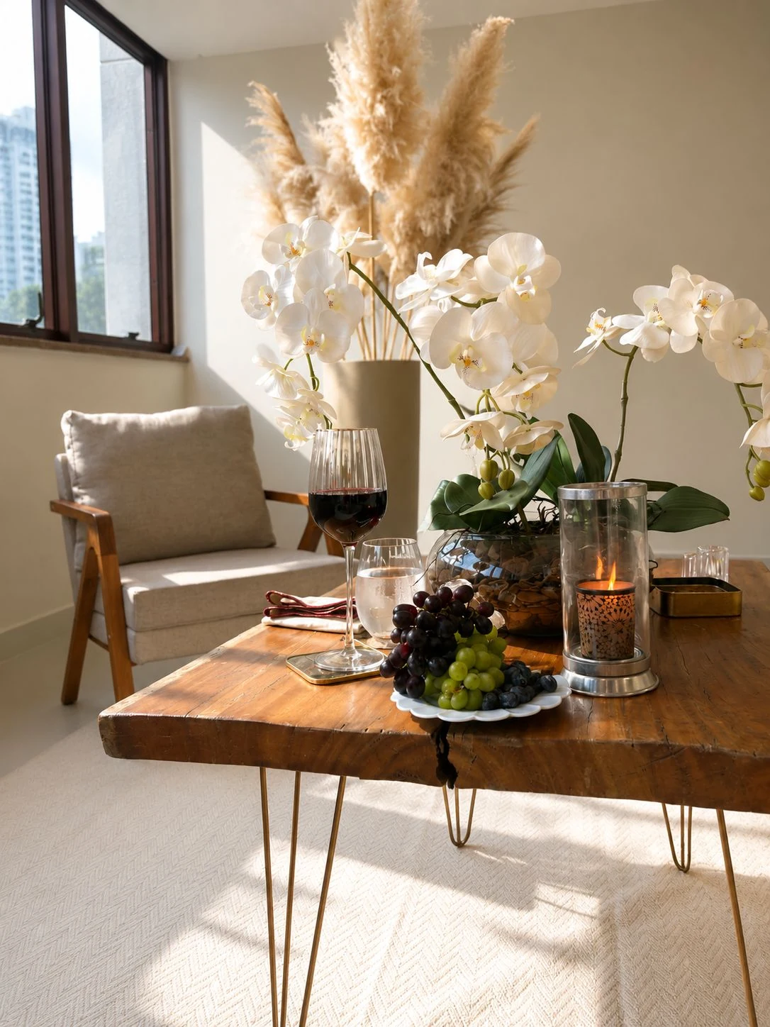 Mesa de boas-vindas com flores e detalhes do Studio Andressa Porto